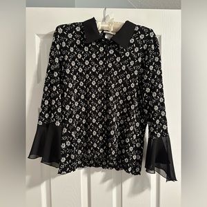 Dressy black blouse with zipper front in flouncy sleeves